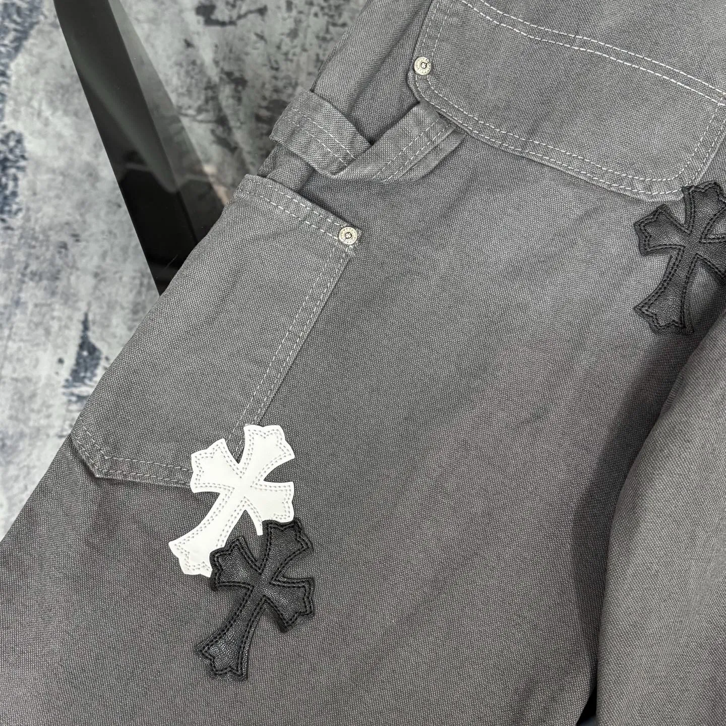 P280 Chrome hearts Cross patch leather jeans workwear logging pants Chrome hearts logging pants are here! ! ! CH Croix Heart Double Knee Cross Patch Leather Bo1 Style Logging Pants Straight-leg Work Pants B136 Croix Heart Cross Sanskrit Overalls Price 34W Level, patchwork cross pattern embellishment, high-waisted washed jeans! ! Absolutely high-end luxury products, 1.9W level god-level single products, super popular products, made by top heavy industry, not to be missed. About Zangyin, this is an extremely luxurious fashion brand, which can also be called the nobles of the high street. It has always been an exclusive brand of some hipsters or rich second generation. Compared with ordinary high streets, it is more luxurious and noble. Compared with luxury brands, it has a more fashionable personality and has always been a brand that I have a special liking for. Imported yarn is custom-woven into a high-density twill canvas, which ensures a crisp silhouette while also making the fabric feel very delicate. It follows the B01 classic silhouette, with a crisp and stylish upper body. The ready-made garments are stone-ground and fermented and can be matched with any style. Buttons and zinc are washed with genuine YKK retro metal products. Double-layered canvas on the front. Perfect details. All hardware is perfect. Size: s-XXL Color: Gray